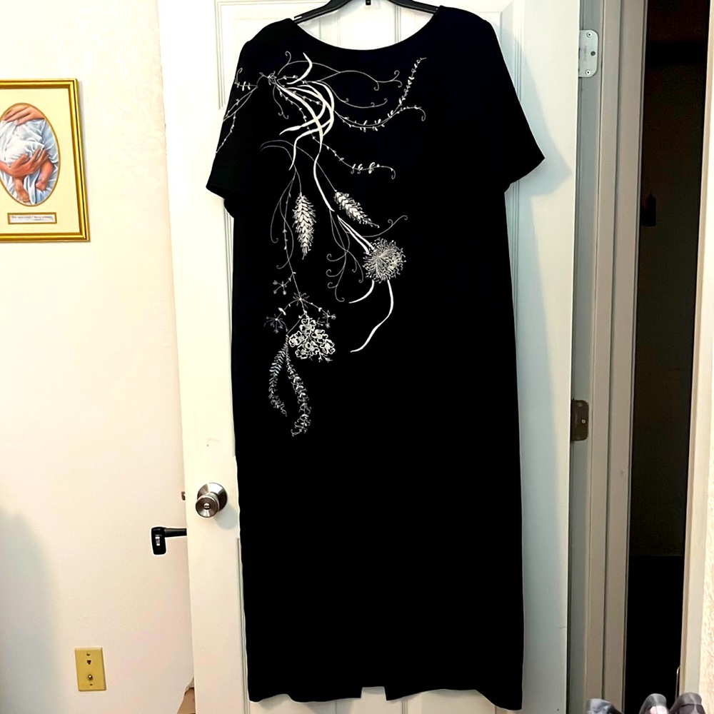 WOMEN’S PLUS SIZE DRESS : SIZE 24
